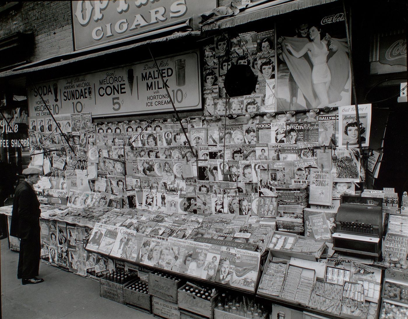 A newsstand at 32nd Street and Third Avenue, photographed in 1935